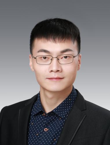 图片包含 人员, 领带, 戴着, 西装 描述已自动生成